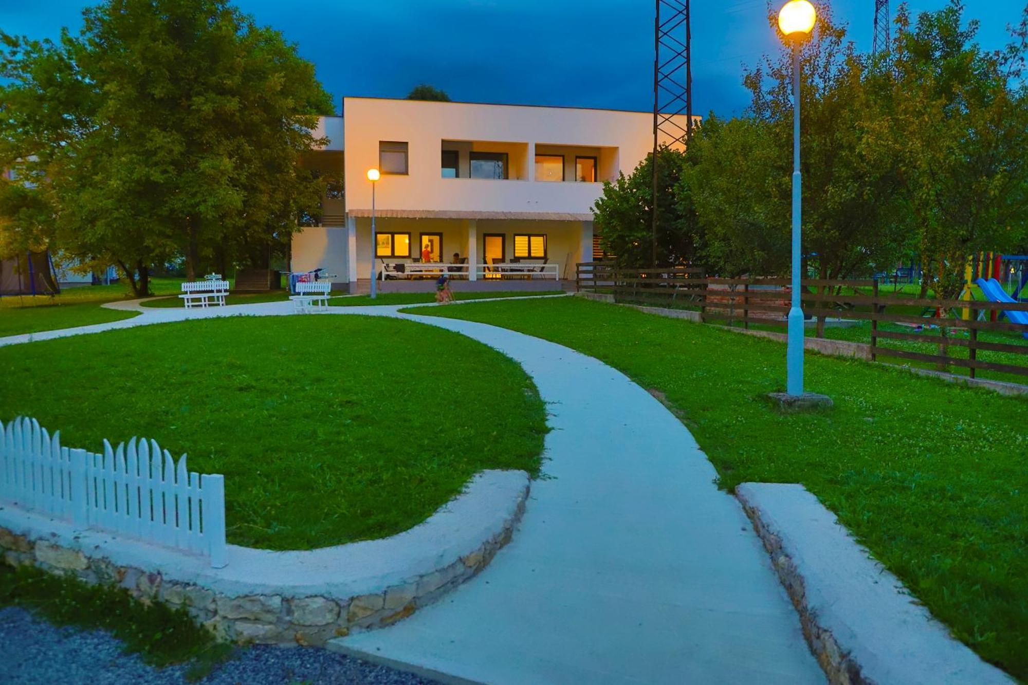 Holiday Homes Pozitiva Bihać Екстериор снимка