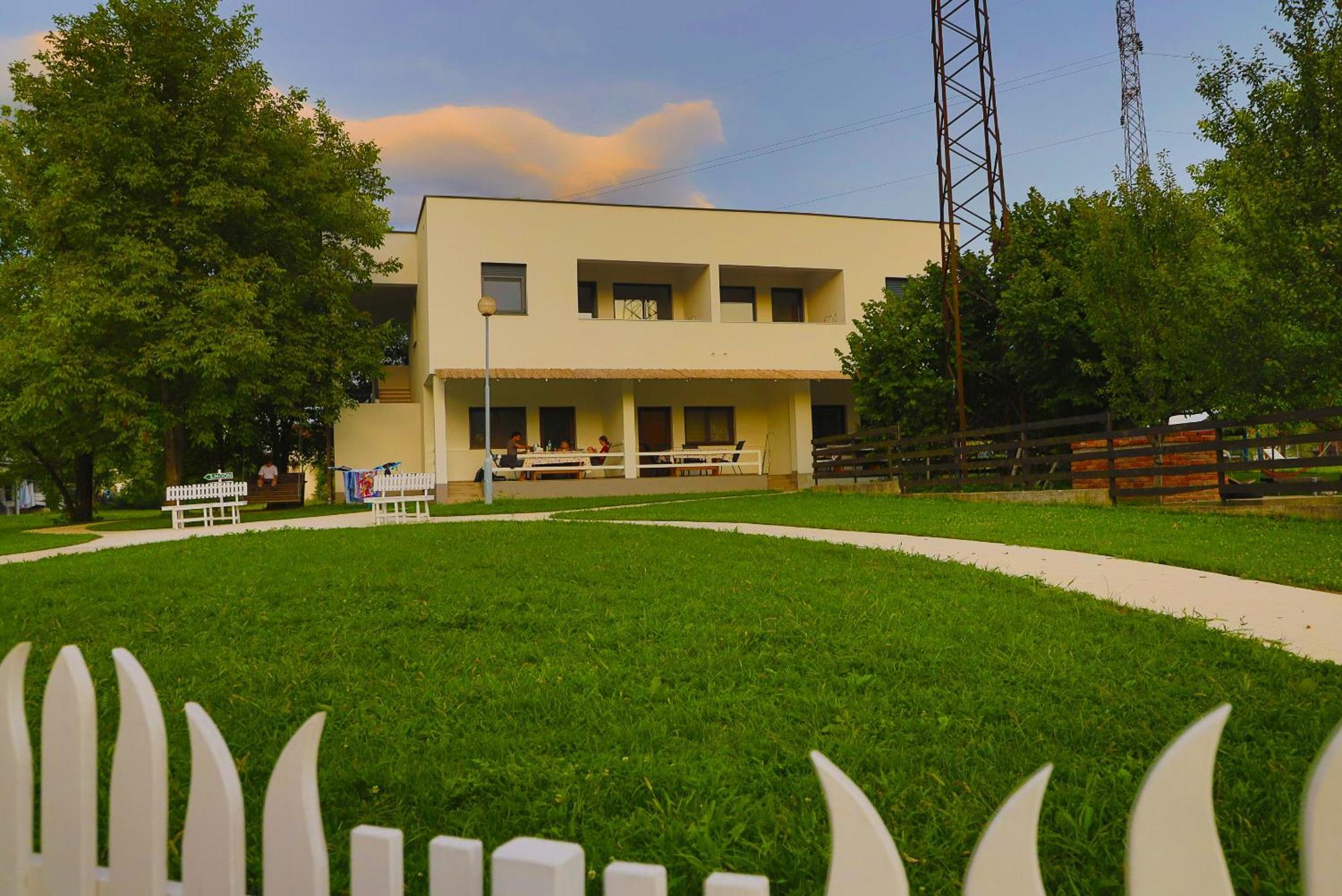 Holiday Homes Pozitiva Bihać Екстериор снимка